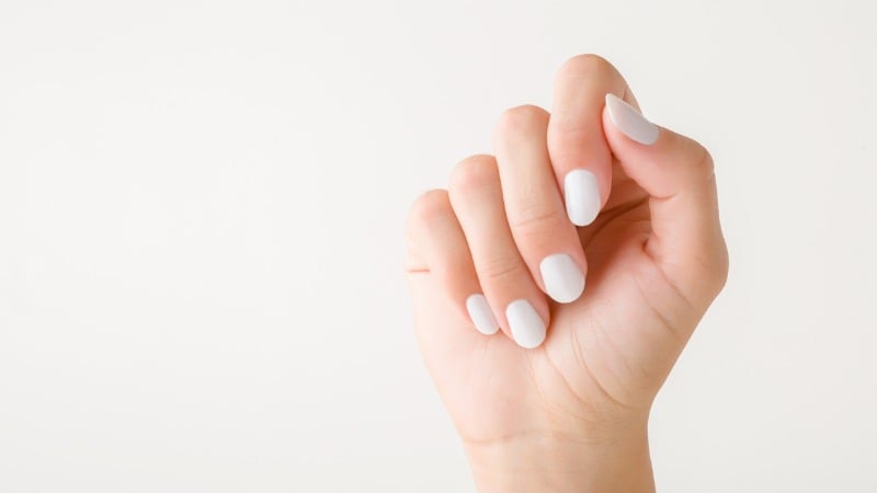 unhas pintadas com esmalte branco