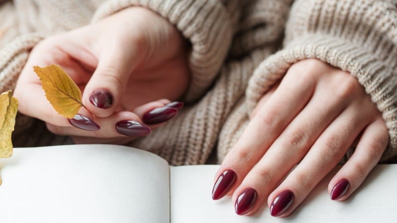 unhas pintadas em cor de vinho