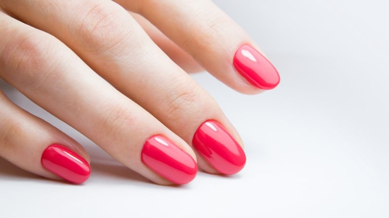 unhas pintadas com esmalte vermelho.