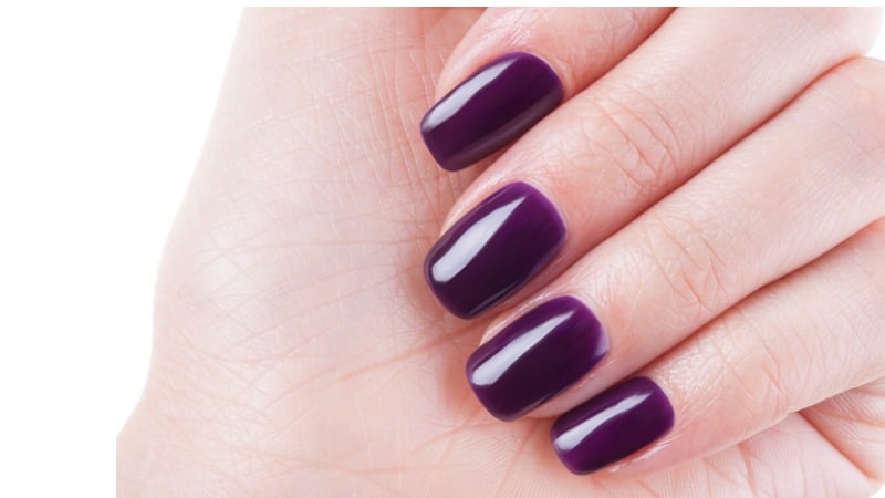 unhas pintadas em roxo