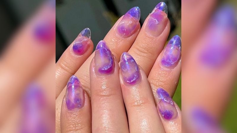 Unhas com um roxo transparente são diferentes mas prometem chamar a atenção.