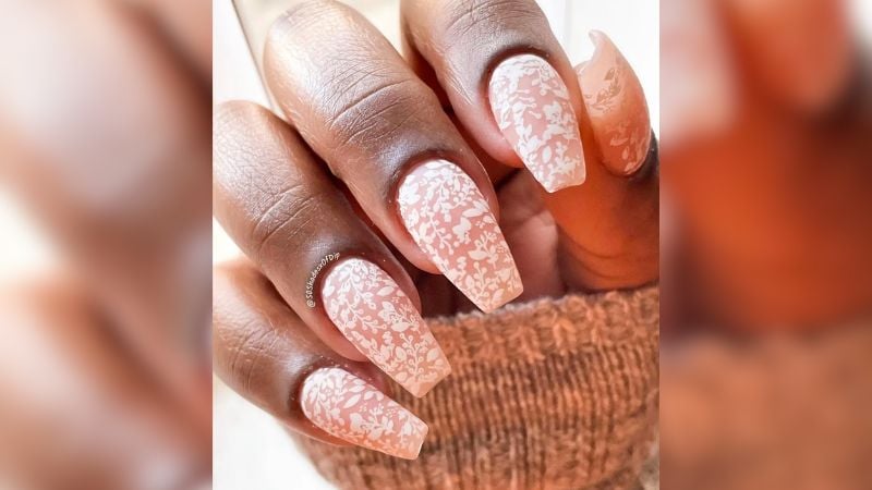 Unhas decoradas em desenhos são uma tendência para noivas.