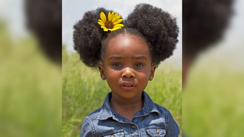 O volume do cabelo cacheado é um aliado para penteados cheios de personalidade.