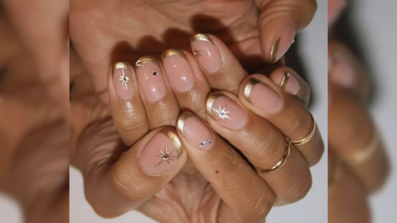 O dourado é sinônimo de luxo e por que não aplicar nas unhas?