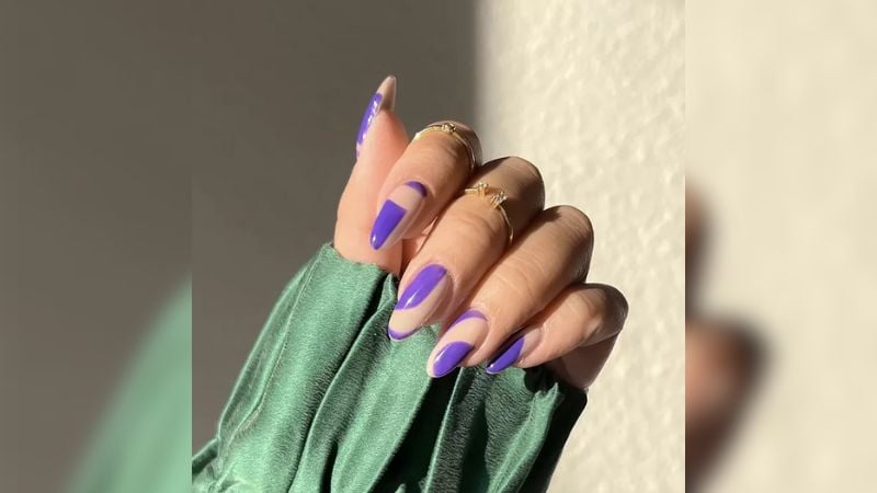 Unhas roxas com esmalte nude são uma combinação e tanto!