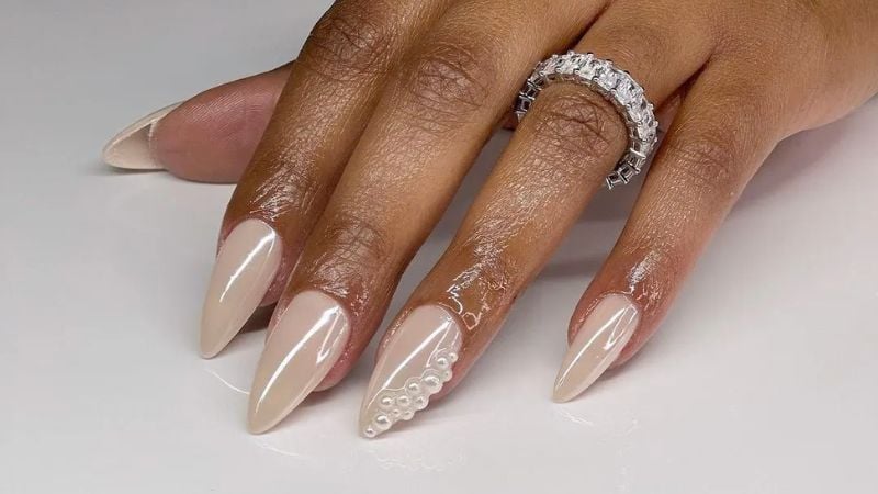 Acessórios, como pérolas, ficam perfeito nas unhas de casamento!