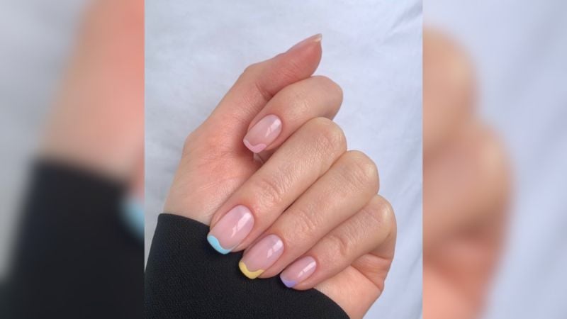 A francesinha é uma nail art clássica. Por que não apostar em um formato diferente de diferentes cores.