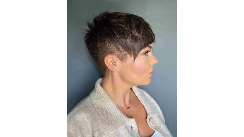 O cabelo sidecut feminino é cheio de personalidade e sofisticação.