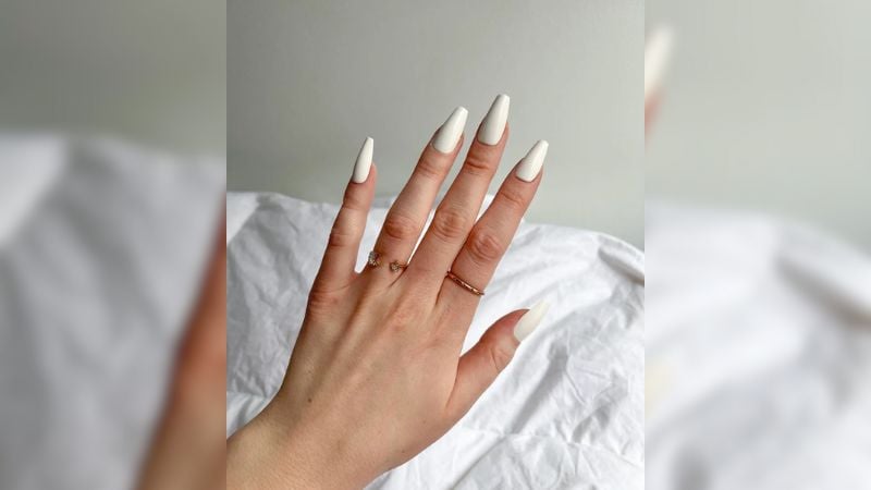 Unhas brancas sólidas tem um charme próprio.