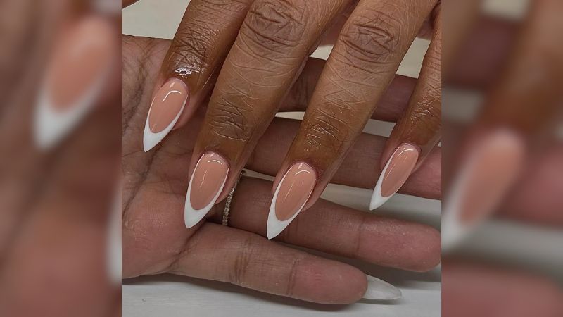 O esmalte nude com uma finalização branca em formato estilizado carregam personalidade.