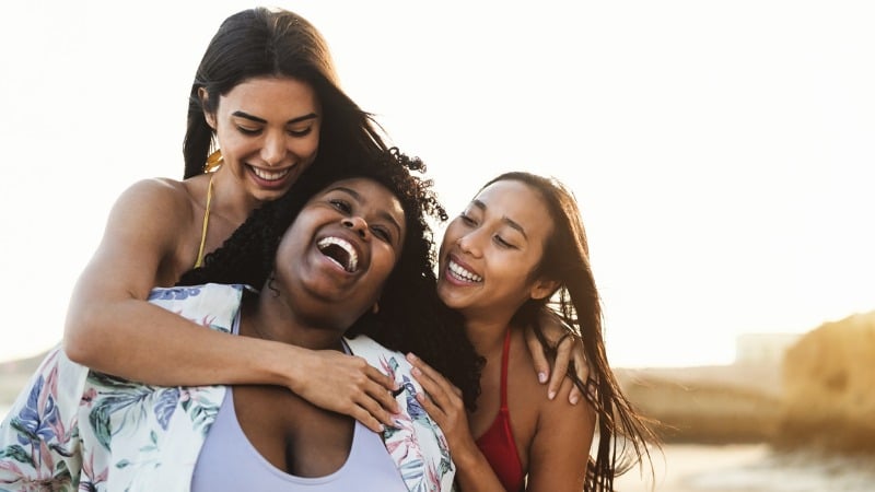 três amigas se divertindo ao ar livre