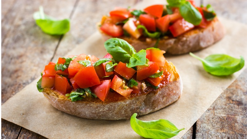 Bruschettas de tomate e manjericão.