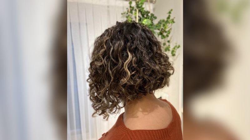 O corte de cabelo chanel fica um charme também em cabelos encaracolados.