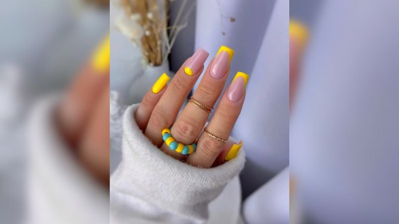 Uma das principais características do esmalte amarelo é sua capacidade de combinar com outras cores, como o rosa.