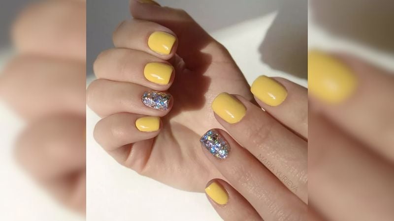 Brilhar nunca é demais! Combinar glitter com esmalte amarelo é uma opção e tanto para eventos noturnos.