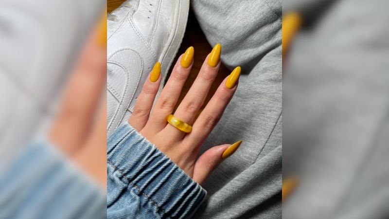 O esmalte amarelo mostarda é mais fechado e ótimo para o dia a dia, pois, além de mostrar personalidade, é bastante estiloso.