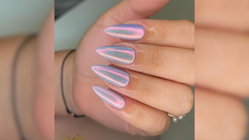 Unhas stiletto são cheias de personalidade e com uma nail art metálica carregam uma maior sofisticação.