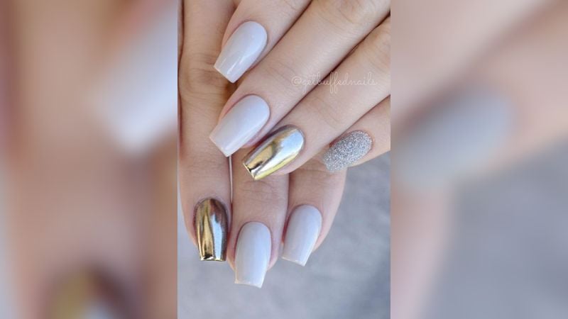 A nail art metálica está bombando em 2023 e pode muito bem fazer parte de uma paleta cinza nas unhas.