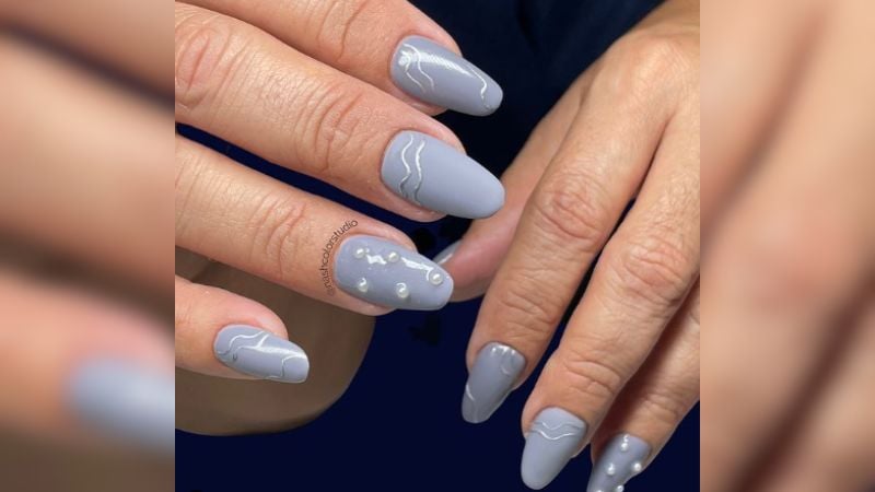 A sutilieza também tem seu charme! Nail arts mais suaves vão bem com o cinza.