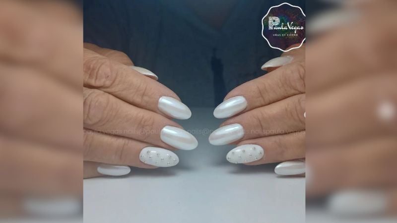 As bolinhas prateadas são um adorno e tanto para unhas peroladas.