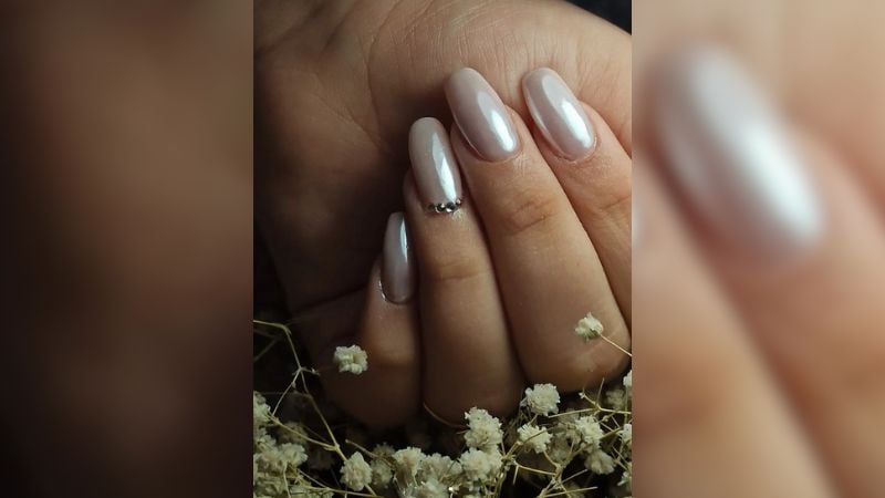 Um pequeno detalhe é capaz de fazer toda diferença e trazer mais charme ainda para suas unhas.