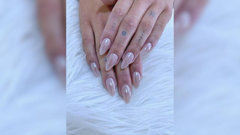 Combinar unhas afiadas e um esmalte perolado rosé é sinônimo de personalidade.