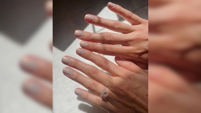 Em unhas curtas ou estilizadas, o esmalte perolado consegue chamar atenção!