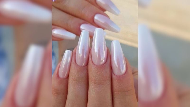 As unhas bailarinas são belíssimas e quando combinadas com um esmalte bonito como o perolado conseguem um destaque ainda maior.