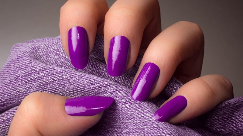 Um esmalte roxo brilhante é arrebatador!