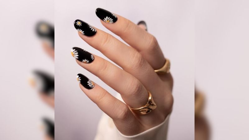 Desenhos em unhas pretas chamam bastante atenção!