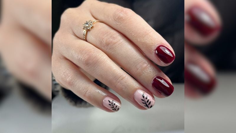 Combinar nail arts claras com tons mais escuros é uma ótima escolha.