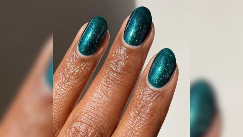 O verde musgo é bonitoe e com glitter fica melhor ainda!