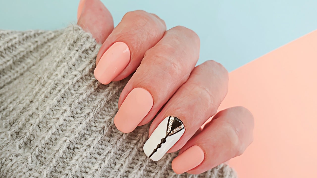 Cores sólidas combinadas com uma nail art mais chamativa segue sendo minimalista.