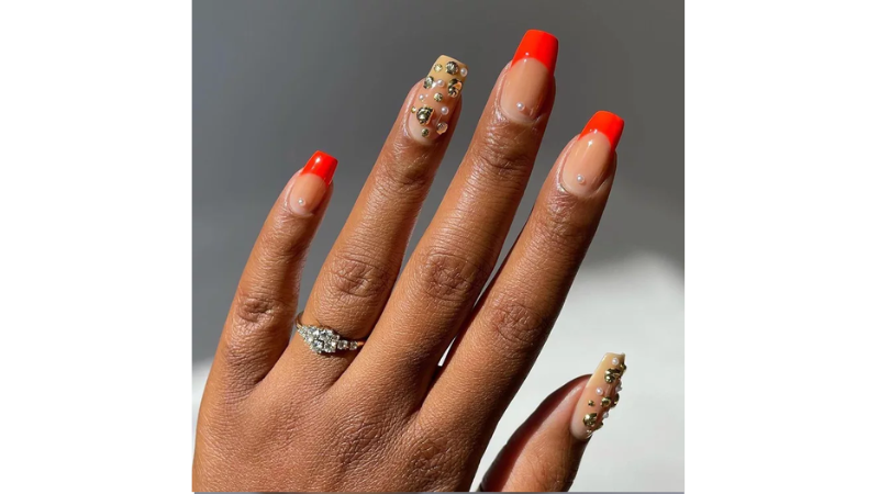 Foto contendo unhas pintadas em estilo francesinha.