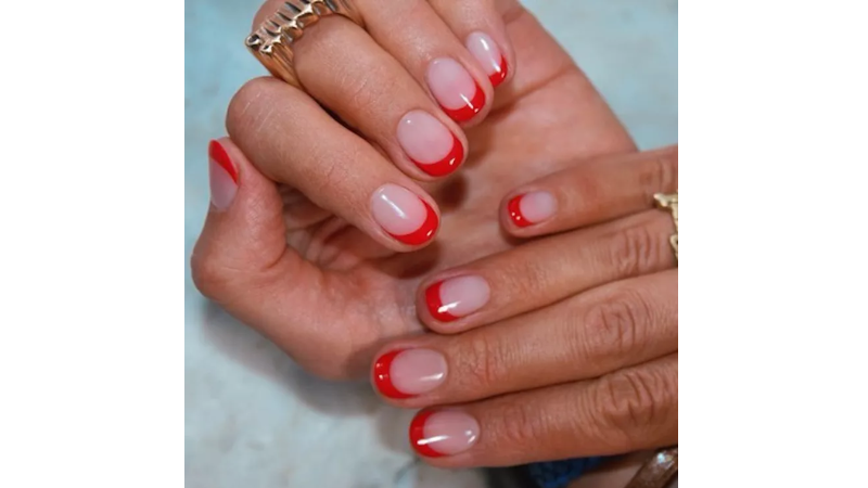 Unhas francesinhas em vermelho.