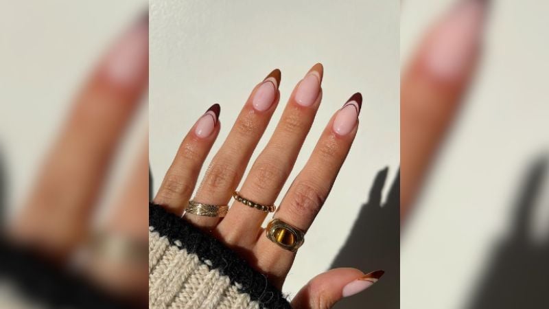 Acessórios também são importantes para estética! As latte nails combinam muito bem com anéis dourados, por exemplo.