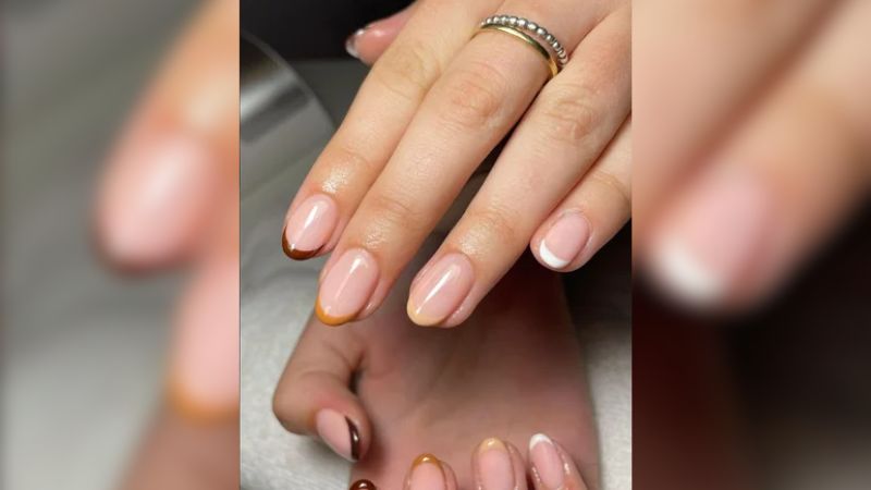 As latte nails podem ser feitas de maneiras mais delicadas, como essa francesinha que só as extremidades são esmaltadas!