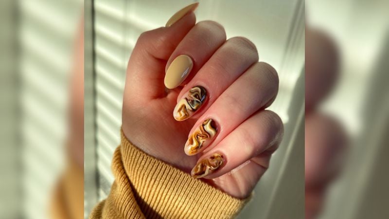 Essa mistura de cores lembram bastante uma bebida aconchegante e quente, inspiração para a latte nails!