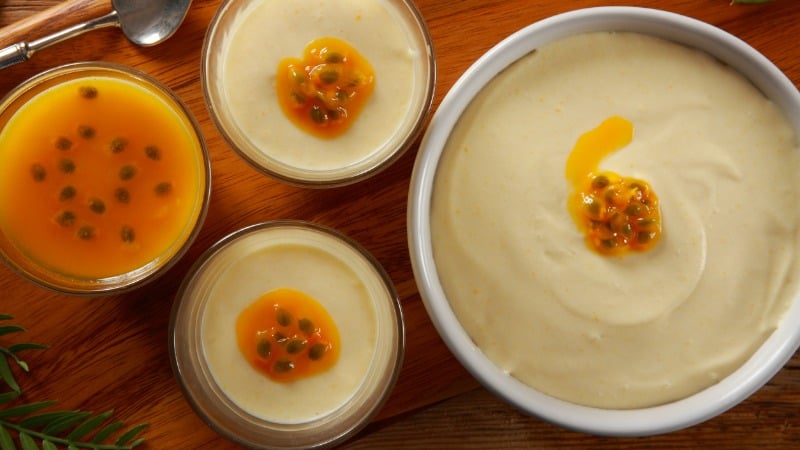 Mousse de maracujá em preparação.