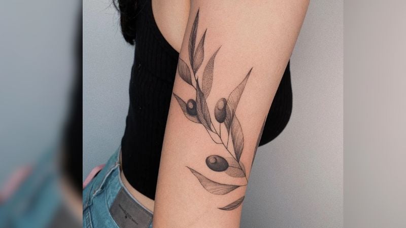 Flores e plantas ficam superbem nesse estilo de tatuagem