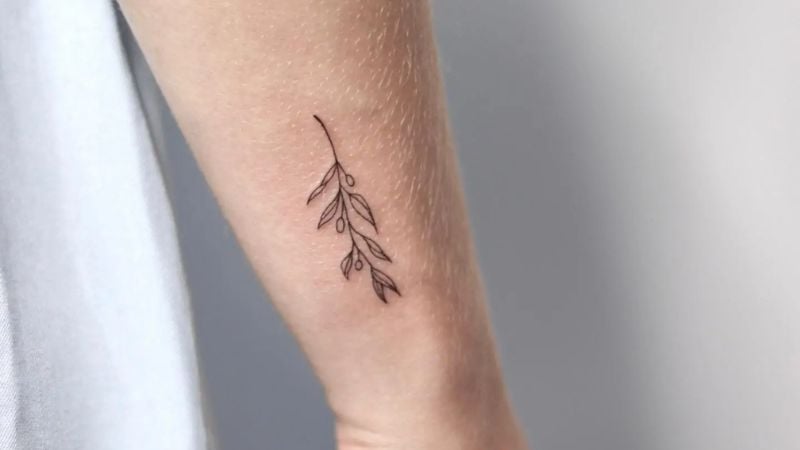 Tatuagem em traço fino ficam ainda mais delicadas quando combinadas com minimalismo.