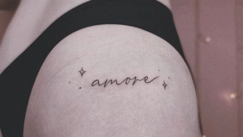 Em tatuagens de traço fino, a tipografia é bastante explorada