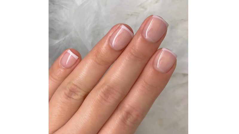 Unhas simples em francesinha clássica.