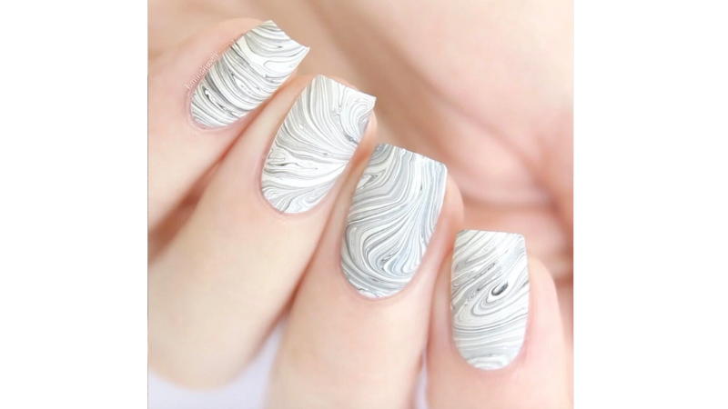 Unhas simples em arte marmorizada;