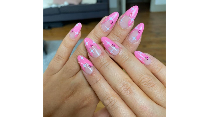 Unhas com decorações em estrelas.