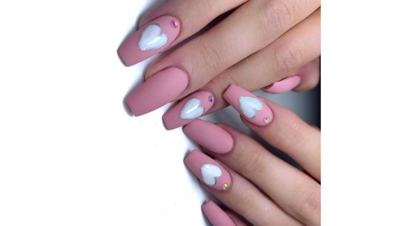 Unhas decoradas com coração.