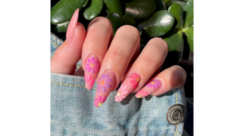 Unhas decoradas com flores.