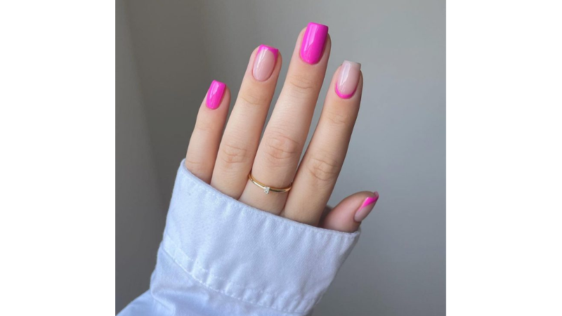 Unhas decoradas com padrão variado