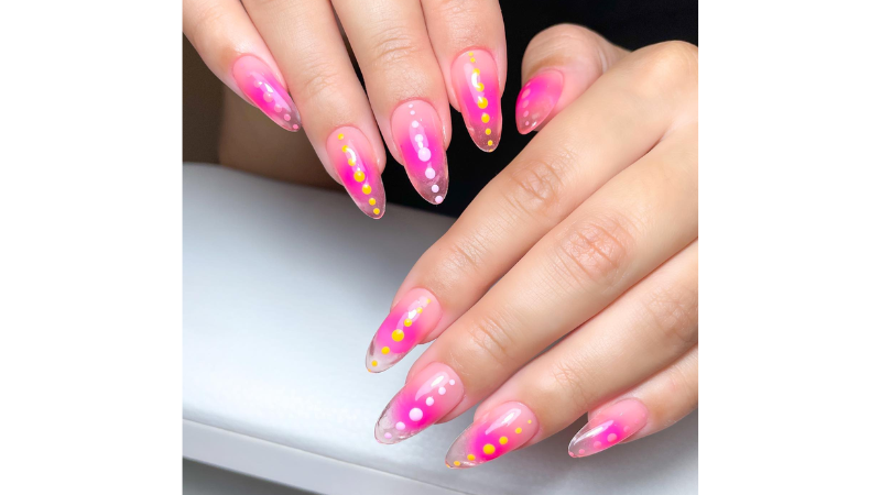 Unhas decoradas com pontos