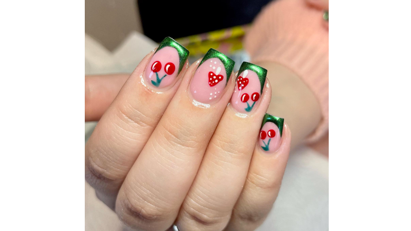 Unhas decoradas com cerejas delicadas.